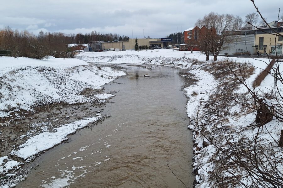 Kuvassa näkyy lumisessa maisemassa virtaava joki.