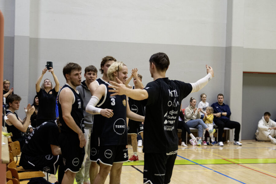 Pelaajat halaavat toisiaan.