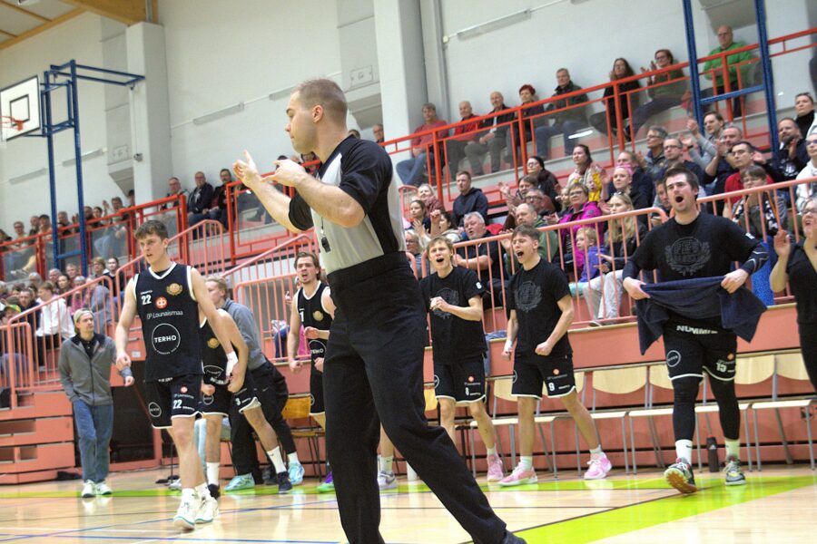 Vaihtopenkki ja katsojat juhlivat koria.