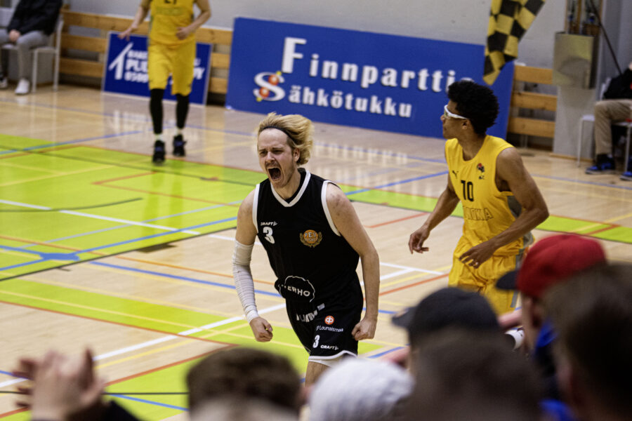 Pelaaja huutaa ja juhlii onnistunutta heittoa.