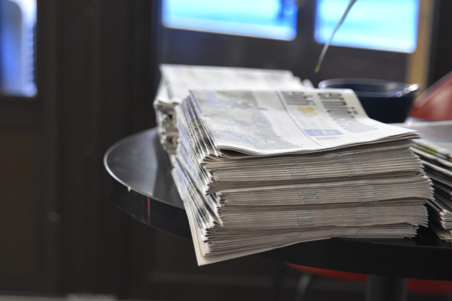 Kuvia lehtikasasta pöydällä.