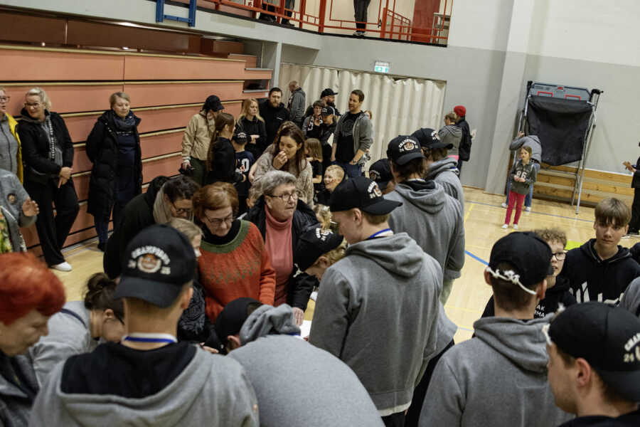 Nimikirjoituksen hakijoita jonossa.