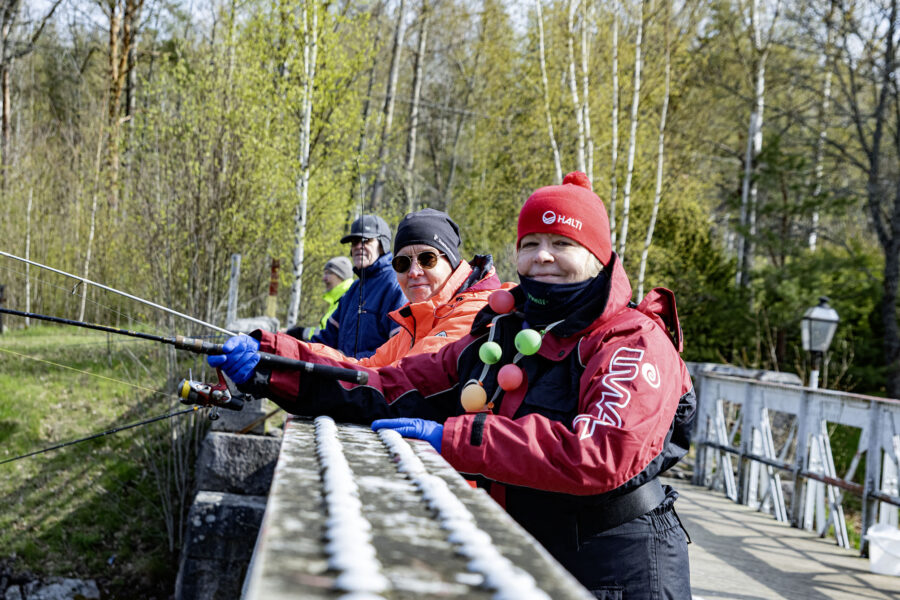 Kalastajia sillalla.